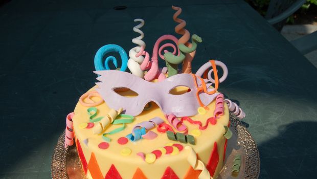 La torta di Carnevale decorata con maschere di zucchero