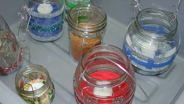 Riciclare i vecchi recipienti in vetro, trasformandoli in oggetti decorativi