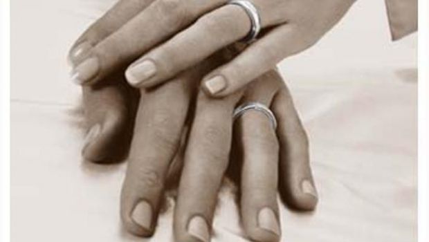 Le fedi nuziali in oro bianco più trendy per i matrimoni 2013