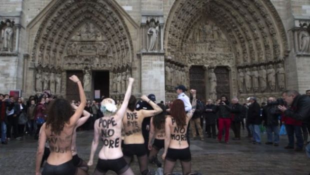 Femen a seno scoperto al Notre Dame di Parigi per festeggiare le dimissioni del Papa