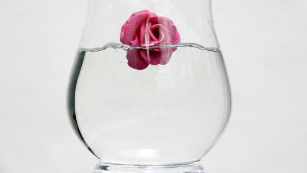 La ricetta dell&#8217;acqua di rose fai da te per la pulizia del viso