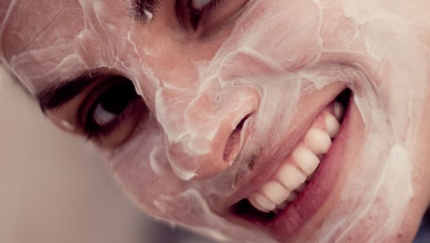 La maschera per il viso fai da te per un effetto opacizzante