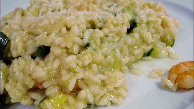 La ricetta semplice del riso con gamberetti e zucchine