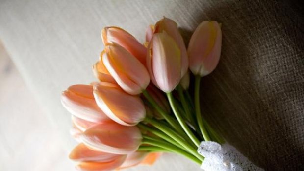 I bouquet da sposa con i tulipani bianchi e colorati