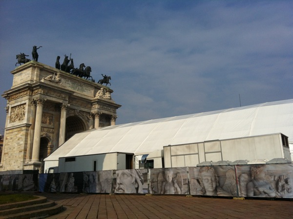 Milano Moda Donna 2013: le sfilate di Roberto Cavalli ai piedi dell&#8217;Arco della Pace