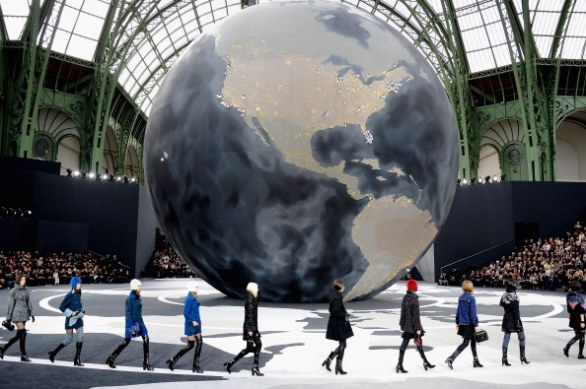 Chanel sfilata autunno inverno 2013-14 alla Paris Fashion Week