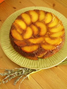 La ricetta della torta alle pesche sciroppate, un fine pasto gustoso e semplice da fare