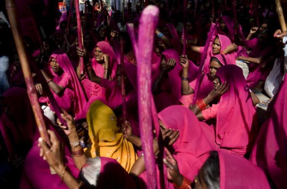 La rivoluzione delle donne in India con i sari rosa