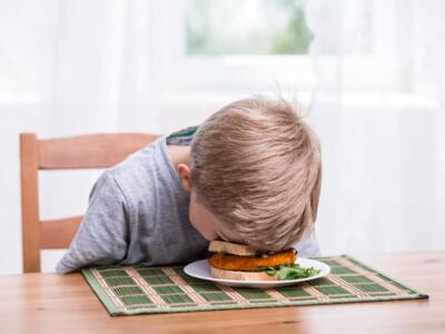 Sonnolenza postprandiale dopo i pasti: le cause e i rimedi