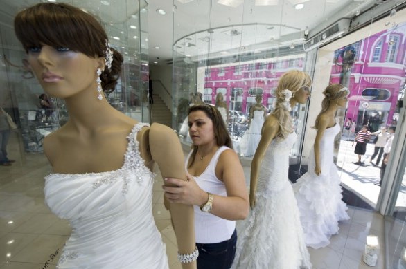 Gli abiti da sposa monospalla chic e originali per il 2013