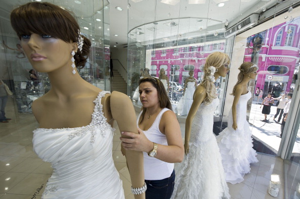 Modelli di abiti da sposa monospalla per il 2013