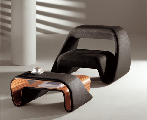 Fabio Novembre disegna Air Lounge System poltrona e tavolino dalle forme aerodinamiche