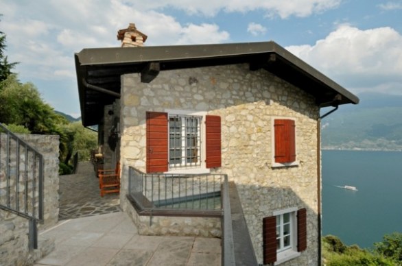 Casale di pregio con vista sul lago di Garda in vendita a Gargnano in Lombardia