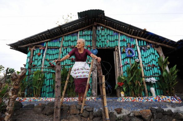 La casa di bottiglie in plastica per un&#8217;architettura eco sostenibile