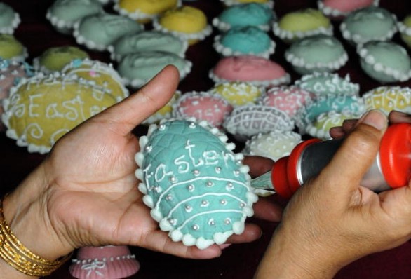 Le decorazioni pasquali con la pasta di zucchero per la casa e le finestre