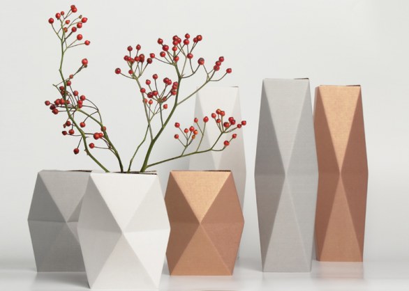 I vasi per i fiori in cartone ripiegato come origami nel progetto Snug