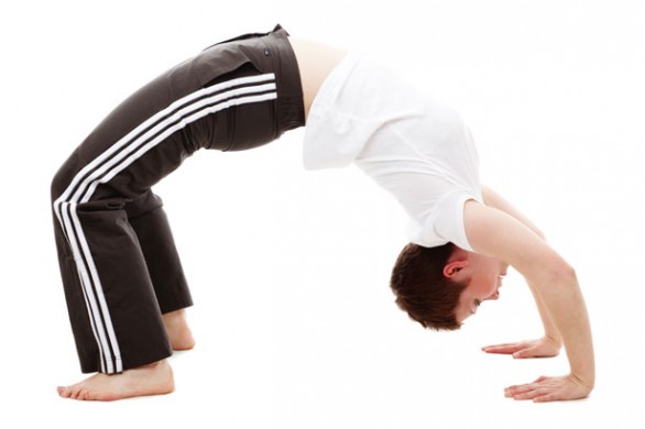 Gli esercizi yoga da fare in casa per alleviare il mal di schiena e dolori alla cervicale