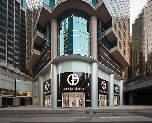 Giorgio Armani apre una nuova boutique di lusso a Hong Kong con l’esclusiva mostra Eccentrico