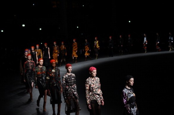 La femminilità di Givenchy alle sfilate di Parigi per l&#8217;autunno-inverno 2013-2014