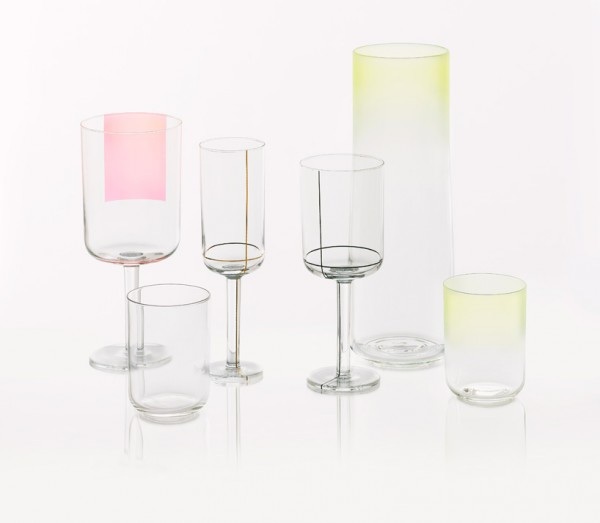 I bicchieri colorati e serigrafati della nuova collezione di Hay