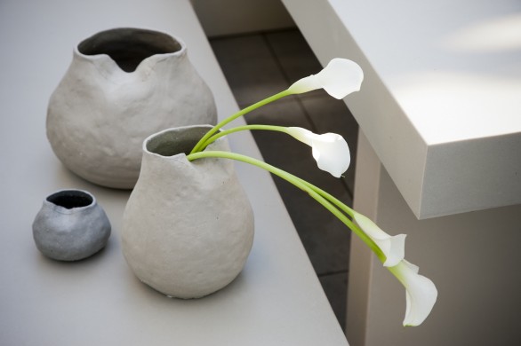 Vasi e recipienti per fiori dal design preistorico nella collezione Volcano di D&M