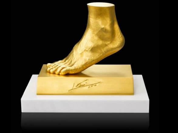 Ginza Tanaka vende scultura in oro del piede sinistro di Lionel Messi per 5 milioni di dollari
