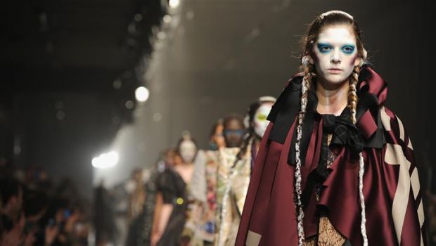 Paris Fashion Week 2013: l&#8217;anacronismo temporale di Vivienne Westwood, le foto della sfilata