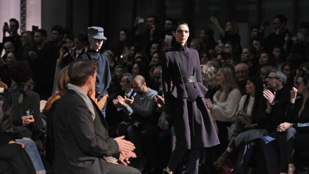 Paris Fashion Week 2013: l&#8217;eleganza minimal futurista di John Galliano, le foto della sfilata