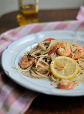 Come fare la pasta con scampi e gamberetti