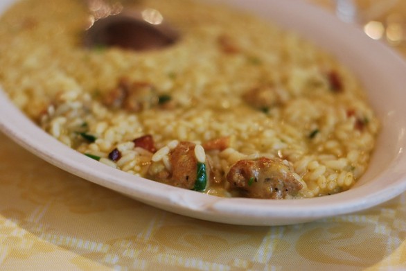 La ricetta gustosa del risotto con la salsiccia e lo zafferano
