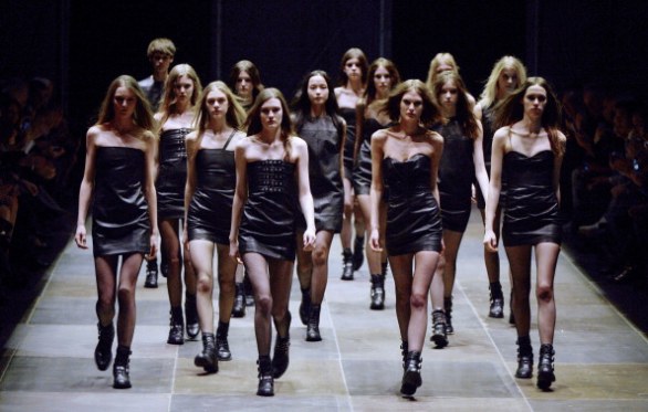 Saint Laurent sfila al Paris Fashion Week con la collezione Autunno/Inverno 2013-2014, ecco la bad girl di Hedi Slimane