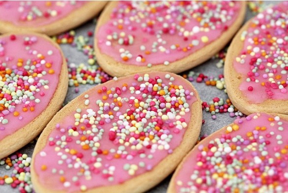 I biscotti di Pasqua decorati con la pasta di zucchero