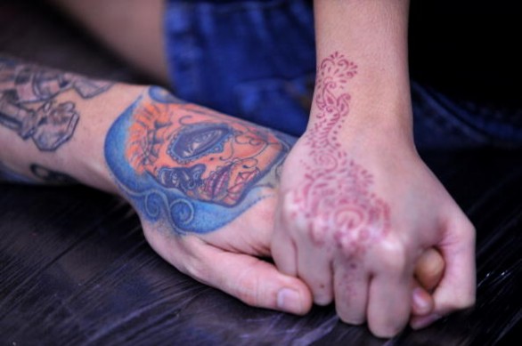 Idee per tatuaggi di coppia con lettere o angeli ricchi di significati