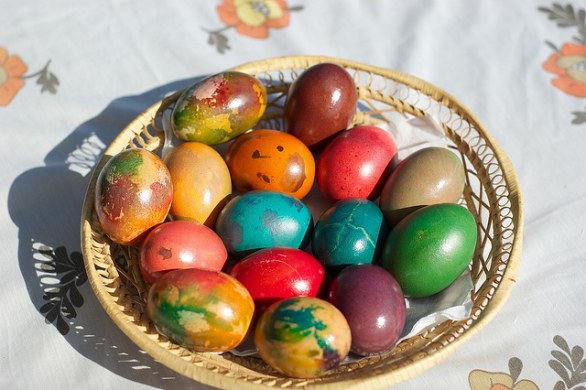 Preparare la tavola di Pasqua con decorazioni e addobbi fai da te