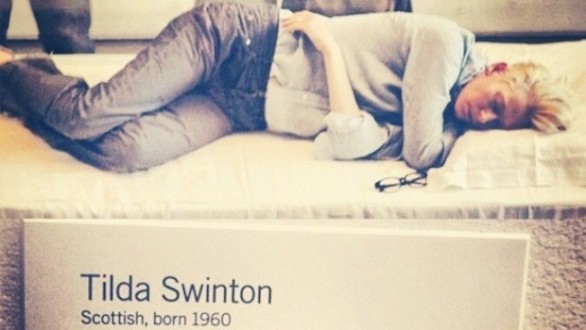 Tilda Swinton diventa opera d’arte vivente al MoMA di New York