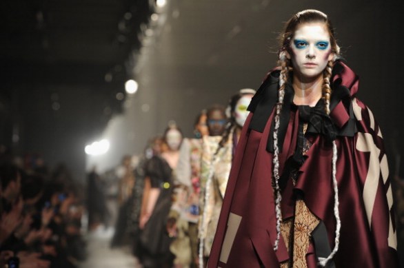 Vivienne Westwood fa rivivere il Medioevo alla Paris Fashion Week 2013