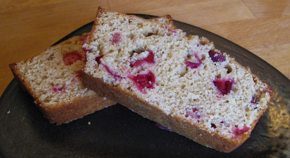 La ricetta veloce del plum cake alle mandorle e frutti rossi