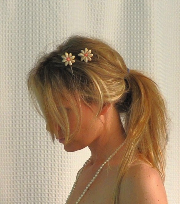 Come decorare gli accessori per capelli con i fiori di pasta di sale