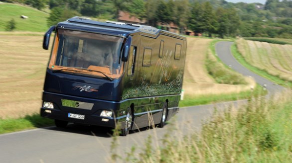 Camper di lusso Performance Volkner Mobil Bus per viaggi da sogno con la propria Ferrari a bordo