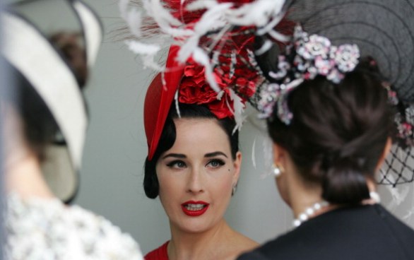 Cos&#8217;è il fascinator, l&#8217;estroso copricapo bon ton più in voga fra le VIP