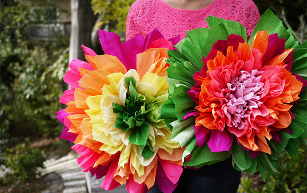 I fiori di carta crespa per la Festa della mamma bianchi e colorati