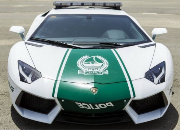 Lamborghini Aventador LP700-4 per la polizia di Dubai con sirene e lampeggianti esibizionistici