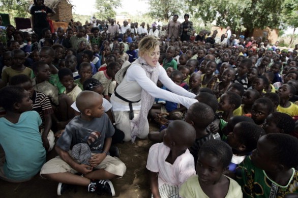 Madonna inaugura nuove scuole in Malawi per incentivare l&#8217;istruzione infantile