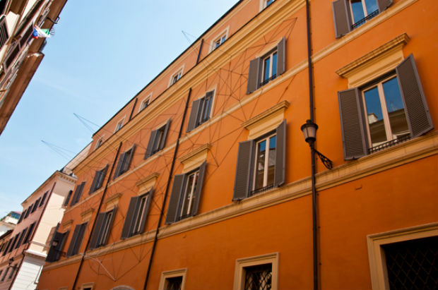 Moneyless nel centro storico di Roma, reticoli leggeri a Via della Vite