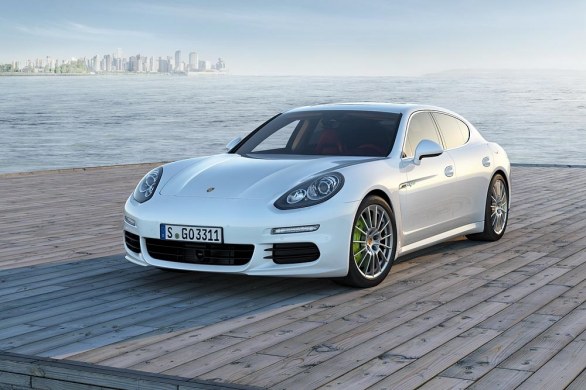 Nuova Porsche Panamera si orienta al futuro portando la tecnologia hybrid plug-in tra le berline