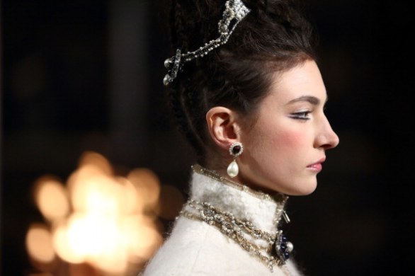 I modelli di orecchini Chanel più eleganti del brand