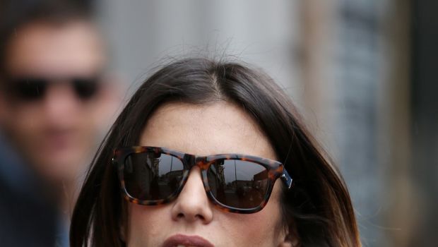 Elisabetta Canalis con gli occhiali da sole Diesel: il modello must have Madison Denimize