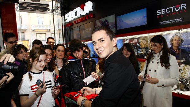 Jorge Lorenzo Sector No Limits: folla di fans a Milano per il campione del mondo