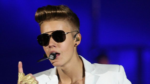 Celebrities Style 2013: Justin Bieber con Calvin Klein Jeans Eyewear, Halle Berry in Ferragamo