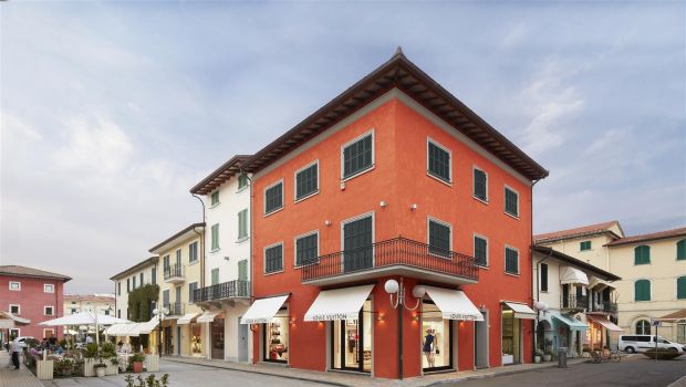 Louis Vuitton Forte dei Marmi: l’inaugurazione del resort e la borsa Neverfull in limited edition